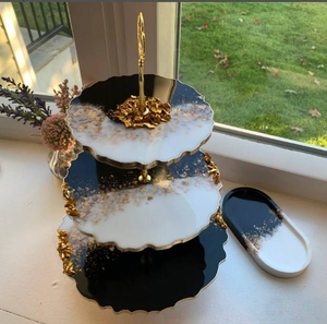 Support à gâteau en résine époxy à 3 niveaux avec bords en forme de tige en métal plaqué or essentiel pour l'anniversaire par Tradebit - Product Image 3