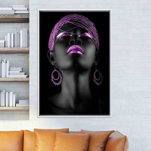 Lienzo con Estampado Étnico Elegante: Decoración de Pared con Arte de Mujer Africana, Lienzo con Marco Blanco - Product Image 1