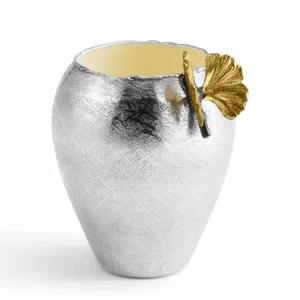 Vase à fleurs en métal moderne fait à la main en aluminium fini or dessus de table décoratif fabriqué pour intérieurs de maison mariages événements spéciaux - Product Image 4