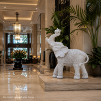 Statue d'éléphant en résine blanche personnalisée avec trompe relevée et couverture sculptée pour la décoration de la maison, de l'hôtel et de la villa