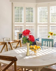 Vase en métal antique doré avec accent décoratif au design simple et élégant pour salon chambre table à manger bureau et décoration intérieure - Product Image 5