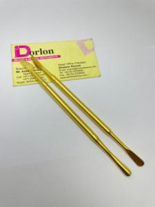 Outil de nettoyage des ongles en acier inoxydable plaqué or mat poussoir à cuticules à double extrémité couteau cuillère longue jauge incurvée - Product Image 6