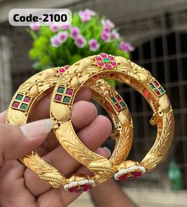 Bracelets élégants en laiton Rajwadi avec sculptures ethniques pierres multicolores et embellissements de perles parfaits pour les festivals vêtements de mariée - Product Image 4