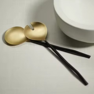 Serveurs à salade en laiton fini doré attrayant avec poignée en émail blanc Fourchette et cuillère de service Utilisation à la maison et à l'hôtel - Product Image 4