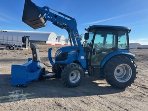 Tracteur agricole compact MT357 avec chargeur frontal et lame à neige LS MT573 - Product Image 2