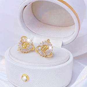 Boucles d'oreilles classiques plaquées or 14 carats avec strass, design géométrique à clous et pendantes, en alliage de cuivre et de zinc, idéales pour les soirées - Product Image 3