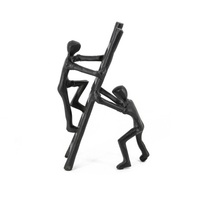 Sculpture humaine en détresse de style vintage Figurines noires rugueuses sur échelle en métal Image décorative pour la maison pour cadeau