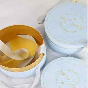 Caja de Regalo Cilíndrica de Cartón Kraft con Estampado Dorado, con Cinta de Terciopelo Redonda Hecha a Mano para Bodas de Alta Gama, con Embalaje de Cartón - Product Image 1