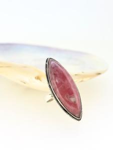 แหวนเงินฝังพลอยโรโดโครไซต์ทรงมาร์ควิส งานแฮนด์เมด ดีไซน์คลาสสิก สวยงามทุกขนาด เหมาะสำหรับงานปาร์ตี้ - Product Image 5