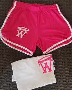 Shorts en polyester et élasthanne doux, rose vif avec bordure blanche sur le côté, logo personnalisé sérigraphié, shorts pour femmes. - Product Image 1