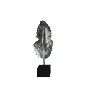 Yeni tasarım alüminyum yaprak şekli heykel gümüş nikel kaplama masa üstü soyut heykel ahşap taban siyah renkli
