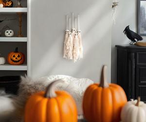 Suspension murale en macramé blanc fantôme pour les thèmes de fête créatifs, la décoration de célébration et le style de la pièce, fabriquée à la main en Inde - Product Image 6