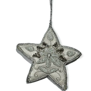 Ornement d'étoile d'argent broderie perlée décor de vacances rustique pour intérieur fait à la main utilisation extérieure décoration d'arbre de Noël de luxe - Product Image 1