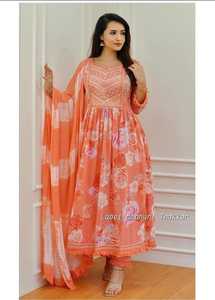 Traje de rayón de corte Nyra con bordado floral naranja con pantalones a juego y dupatta tie-dye de gasa para todas las damas elegantes - Product Image 5