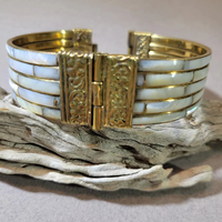 Preisgünstige Übergroße Perlmutt-Armreifen Authentischer Perlmutt-Armreif Mit Metall Schmuck für Luxus-Events
