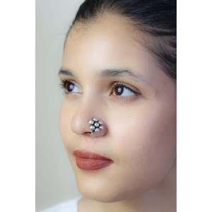 Pendientes de Plata 925 con Clip para la Nariz, con Perla y Flor Kudi - Product Image 1