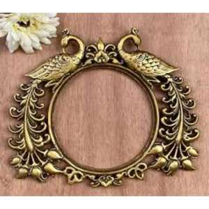 Cadre de miroir en laiton antique haut de gamme orné d'une élégance intemporelle et d'un savoir-faire luxueux pour un salon à thème vintage - Product Image 5