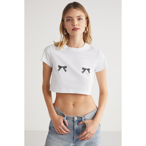 T-shirt court à col rond pour femme ETHIQUET KRIM avec détail imprimé Kurdele, 100% coton biologique - Product Image 2
