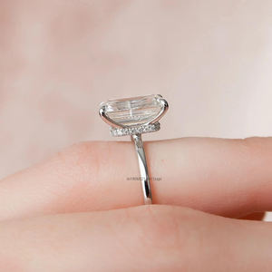 Bague solitaire Moissanite coupe émeraude intemporelle avec quatre griffes et arc artisanal Halo caché bague de mariage parfaite pour elle - Product Image 4