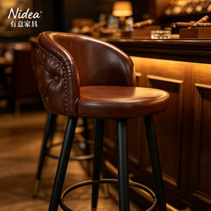 Tabouret <span class=keywords><strong>de</strong></span> <span class=keywords><strong>bar</strong></span> en cuir marron rétro <span class=keywords><strong>de</strong></span> luxe avec dossier capitonné, pieds en métal <span class=keywords><strong>noir</strong></span> et embouts dorés, <span class=keywords><strong>chaise</strong></span> d'îlot <span class=keywords><strong>de</strong></span> cuisine - Product Image 1