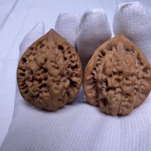 Masajeador de Mano de Lujo de Grado Coleccionista, Hecho a Mano con Textura Natural de Nuez Shengguan y Forma Triangular - Product Image 5