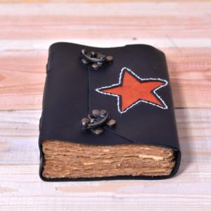 Nhật ký da thủ công có một miếng vá ngôi sao màu cam đậm trên bìa trước ngôi sao được khâu gọn gàng bằng chỉ trắng - Product Image 1