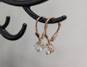 Boucles d'oreilles Lurba Jewels en or rose 18 carats massif, diamant de laboratoire taille brillant 2,50 carats certifié IGI, design élégant et luxueux - Product Image 3