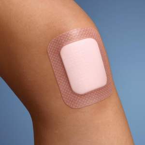 Apósito autoadhesivo de espuma Allevyn Gentle Border de 10x10 cm para heridas 66800270 - Product Image 5