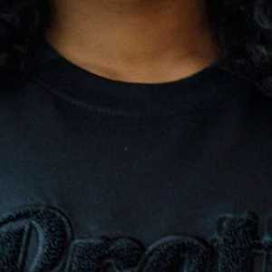 Camiseta gráfica negra 'APretty' para mujer, cuello redondo de manga corta con letras texturizadas, diseño inspirado en la Hermandad 2025, ropa griega - Product Image 2