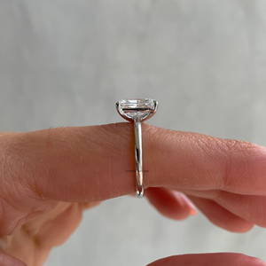 Bague de fiançailles solitaire minimaliste avec Moissanite allongée 10x6 MM coupe rayonnante magnifique quatre griffes finition glacée pour elle - Product Image 3