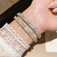 Bracelet de luxe tendance pour soirée, motif floral, pavé de cristaux, en cuivre