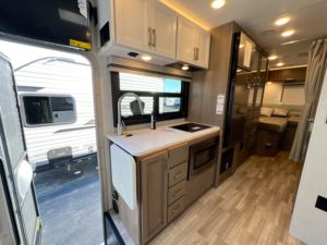 Stock disponible : Camping-car d'occasion 2025 Th0rs Motor Coach Axis 26.2, avec système solaire haute intensité, tout-terrain, 4-6 places, en promotion - Product Image 3