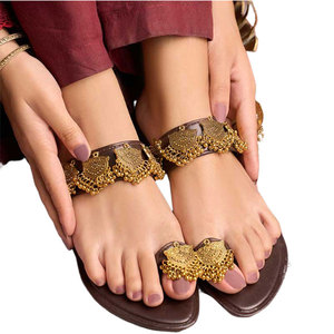 Kolhapuris pour femmes, fabriqués à la main, tendance mode, imprimés, antidérapants, dessus en cuir naturel, semelle souple et colorée - Product Image 1