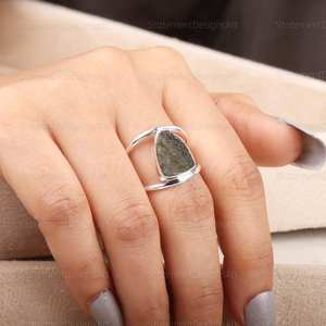 Anillo de moldavita en bruto natural elaborado en plata de ley sólida 925 DE LA República Checa para joyería única - Product Image 3