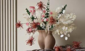 Vase à fleurs design en métal de qualité supérieure avec éléments latéraux floraux en relief pour décoration sophistiquée d'événement ou de mariage - Product Image 2