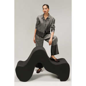 Blusa de Mezclilla Negra para Mujer con Adornos y Botones - Product Image 5