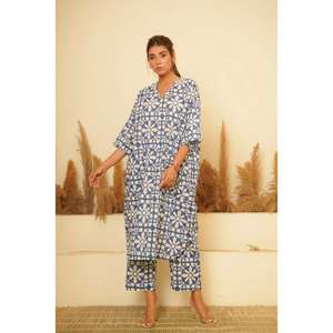 Conjunto de Ropa Étnica para Mujer, Kurta Recta de Algodón con Estampado Floral Azul Hecho a Mano y Pantalones Largos hasta el Suelo - Product Image 1