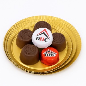 Plateau décoratif en métal doré un mélange parfait d'élégance et d'utilité, idéal pour servir des chocolats, des bonbons ou des friandises festives - Product Image 4