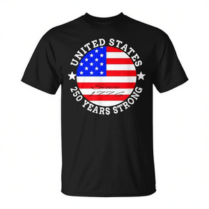 T-shirt con bandiera americana per il 4 luglio, per il 250° anniversario degli Stati Uniti 1776-2026. Celebra l'indipendenza con questa elegante maglietta promozionale. - Product Image 2