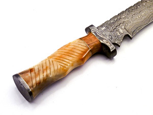 Cuchillo Bowie de caza con hoja de acero de Damasco hecho a mano con Funda de cuero personalizada OEM disponible en diseños personalizados - Product Image 5