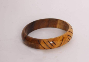 Brazalete de Madera Real Hecho a Mano Ecológico en Oferta con Diseño Moderno de Forma Redonda con Dije Floral y Artesanía de Media Luna - Product Image 2