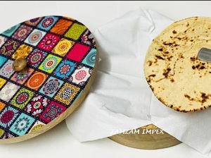 Caja redonda de madera de mango Roti Chapati con tapa de madera impresa Contenedor de almacenamiento hecho a mano para pan indio y uso en la cocina - Product Image 5