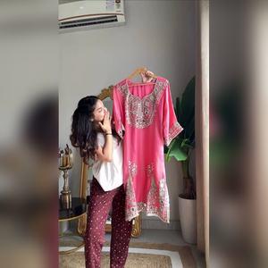 ชุดเสื้อผ้าสไตล์ชารารา ซาลวาร์ คามีซ ผ้าฝ้าย 44 ผสมงานปักมือ 3 ชิ้น สำหรับแหล่งสินค้าสิ่งทอและร้านค้า ราคาจากผู้ผลิต - Product Image 2
