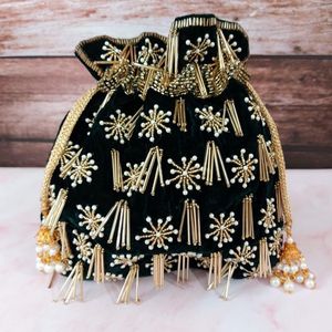 BOLSOS DE MUÑECA POTLI DE TERCIOPELO NEGRO DESLUJANTES CUENTAS DE CRISTAL EMBELLECEDADO, PIEDRA, PERLAS BORDADOS PARA FIESTA-DESGASTE/BODA @ 2024 - Product Image 1
