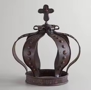 Décoration de couronne en métal Matériau élégant de haute qualité Idéal pour la décoration de bureau à domicile et d'événement de luxe - Product Image 1