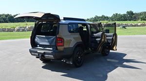 รถยนต์โตโยต้าแลนด์ครุยเซอร์ รุ่นปี 2024 รุ่น First Edition พร้อมหลังคาซันรูฟ ไฟหน้า กล้องมองหลัง 360 องศา เบาะไฟฟ้า - Product Image 3