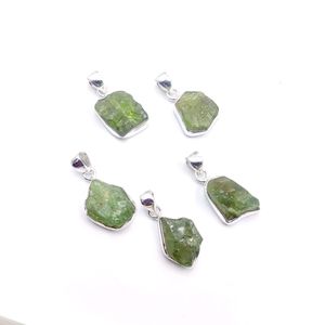 Delicado Colgante de Peridoto en Bruto, Piedra de Nacimiento de Agosto, Collar con Piedra de Nacimiento Pequeña en Bruto, Plata de Ley, Joyería de Piedra Preciosa de Peridoto Verde, Regalos - Product Image 1