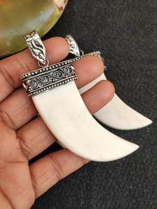 Pendentif en corne naturelle fait à la main de haute qualité avec travail en laiton, bijoux vintage, cadeau de Noël en provenance d'Inde - Product Image 5