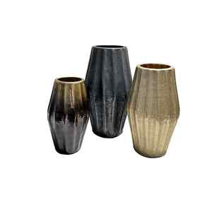 Elegantes macetas de metal martillado con acabado dorado con forma cilíndrica única, perfectas para elegantes exhibiciones florales en interiores - Product Image 3