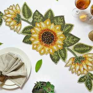 Napperon perlé Look chic Napperon de chemin de Table à thème du père Noël Napperon brodé de qualité supérieure pour un dîner sain et bien rangé - Product Image 2